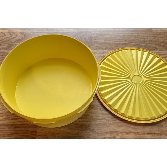 Vintage Tupperware Yellow Servalier Container #1204-13 w/ Starburst Lid #1205-4 - Picture 6 of 7